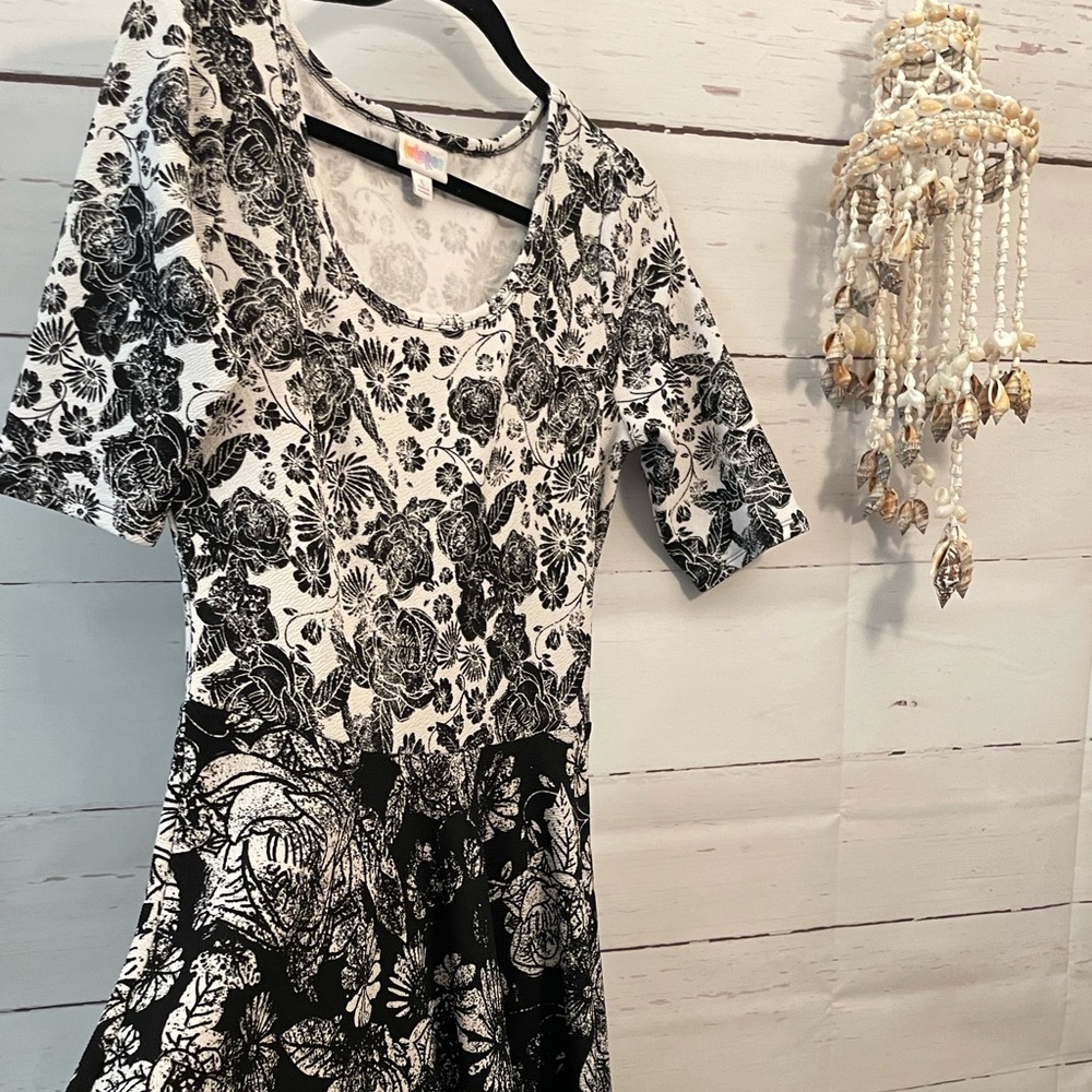 Large Lularoe Nicole Black & White Floral